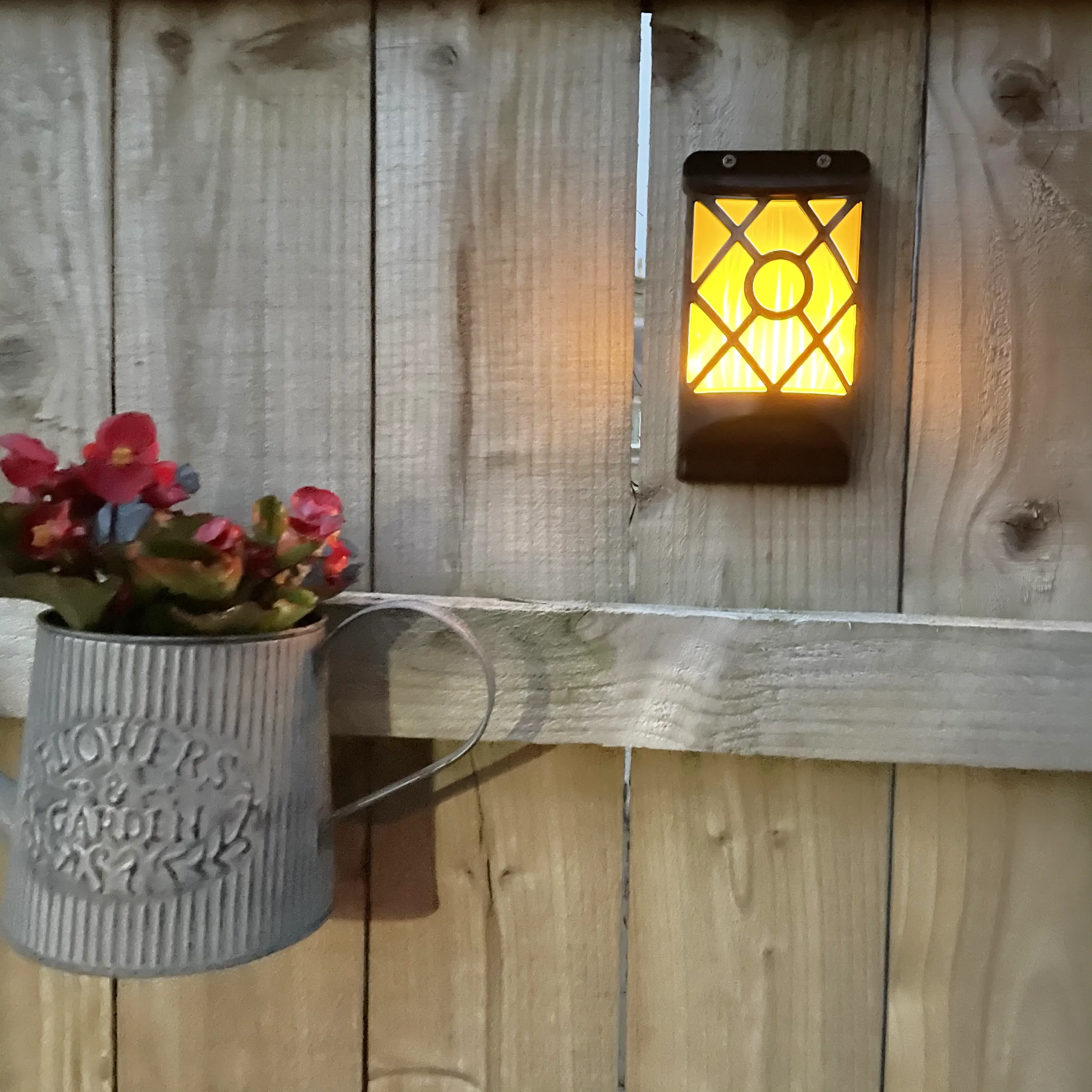 POWERplus Kiwi Solar Powered Flame Effect Wall LIght