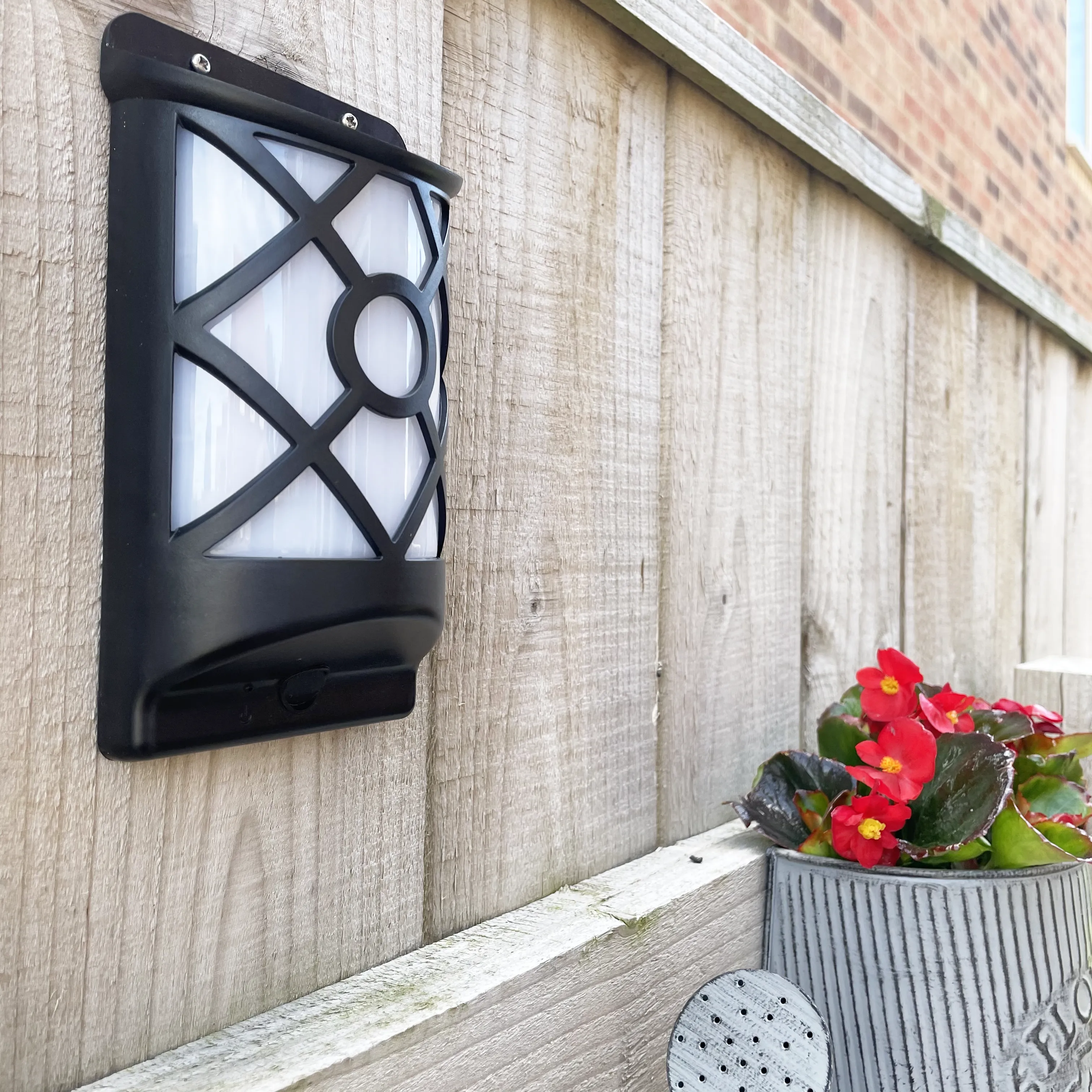 POWERplus Kiwi Solar Powered Flame Effect Wall LIght