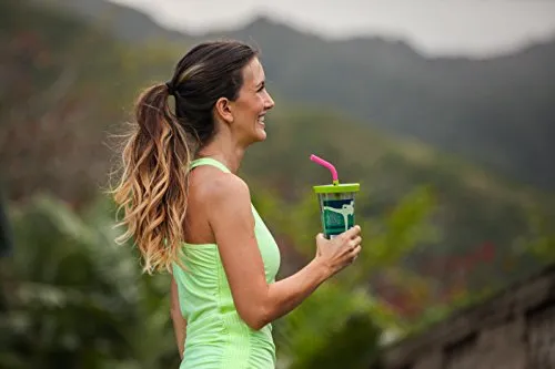 THESE GENIUS LIDS THAT TURN ANY GLASS OR MUG INTO A TRAVEL CUP